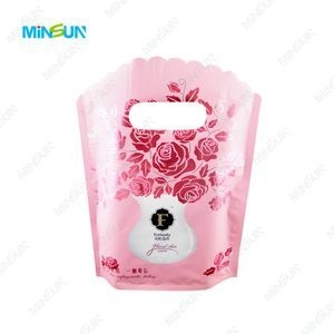 Chic Handbag Perfect for Elegant Gift Presentation Needs